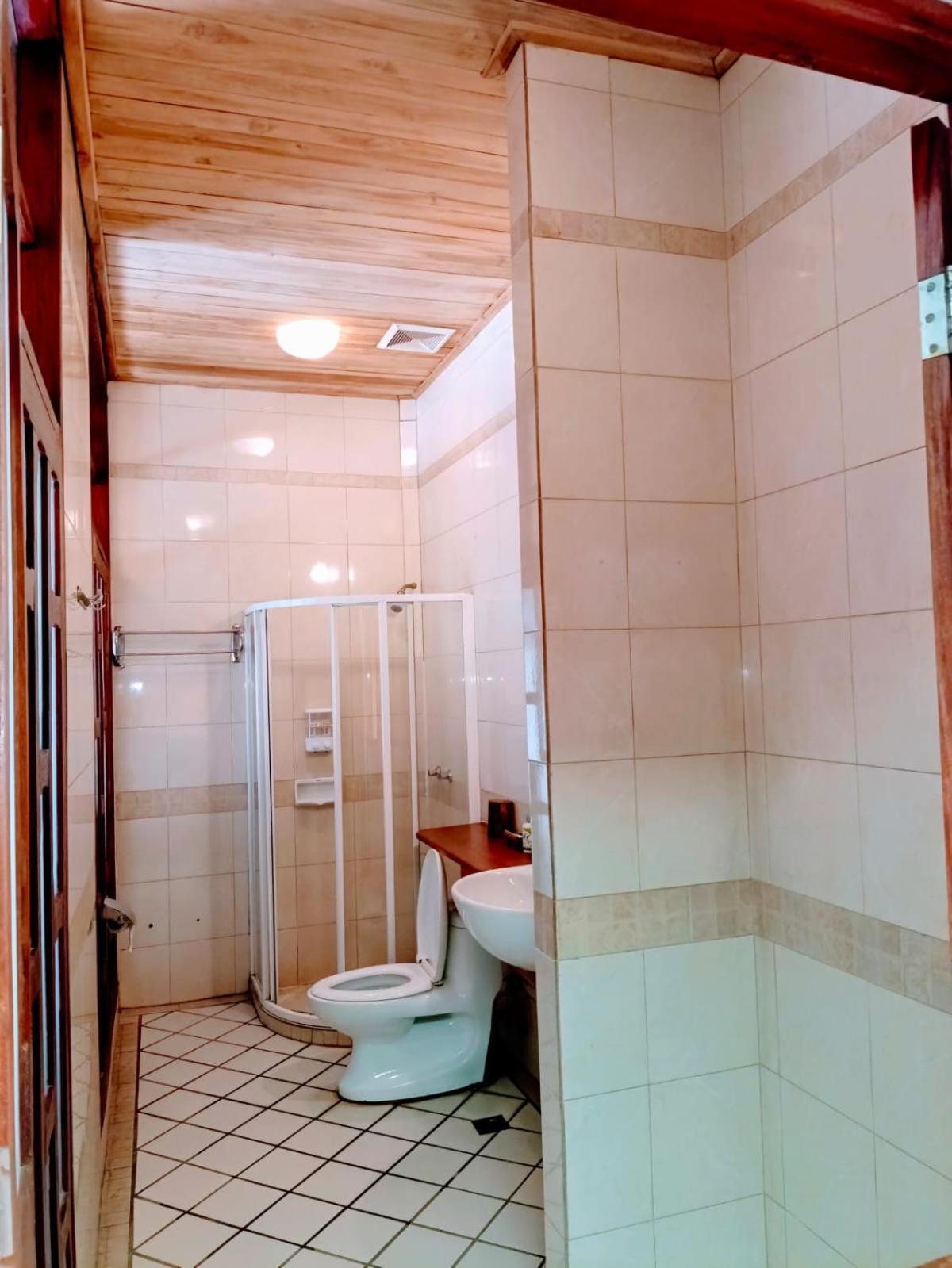 Ireenkevin Guesthouse 루앙프라방 외부 사진